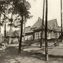 Der Mittelhof. Blick von der Rehwiese durch die Kiefern auf die Veranda und den Wirtschaftsflügel, 1919.