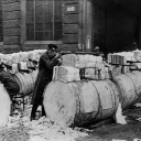 Januarkämpfe 1919 – Spartakisten sichern ihre Barrikaden aus Zeitungen und Papierrollen vor dem Gebäude des Verlags Rudolf Mosse. © Ullstein Bild