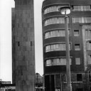 Das Hochhaus des Axel Springer Verlags, rechts das Gebäude des vorm. Verlages Rudolf Mosse, dazwischen die Berliner Mauer, 1966. © Ullstein Bild